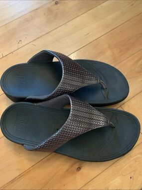Fitflop women's 7 FitFlop Lulu Lux Graphic-Weave Leather Toe-post sandal